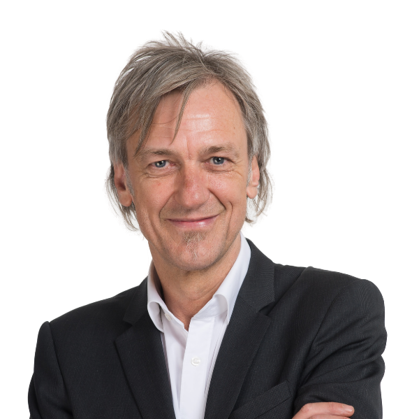 Wolfgang frontal, leger, lächelnd